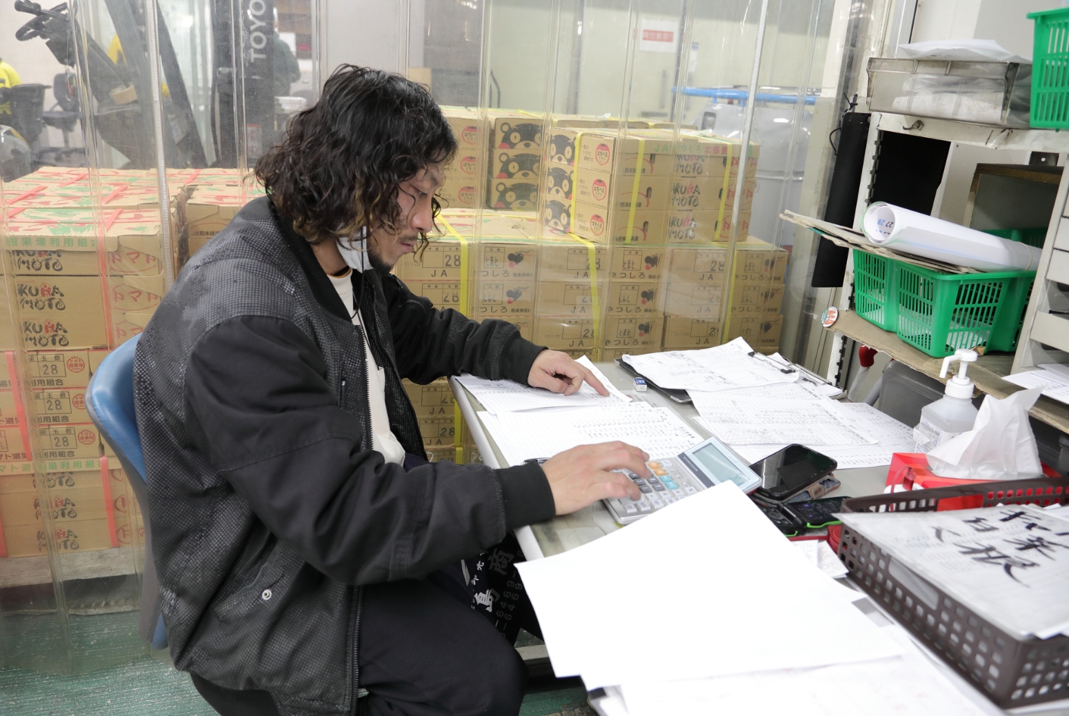 男性が事務作業を行う様子