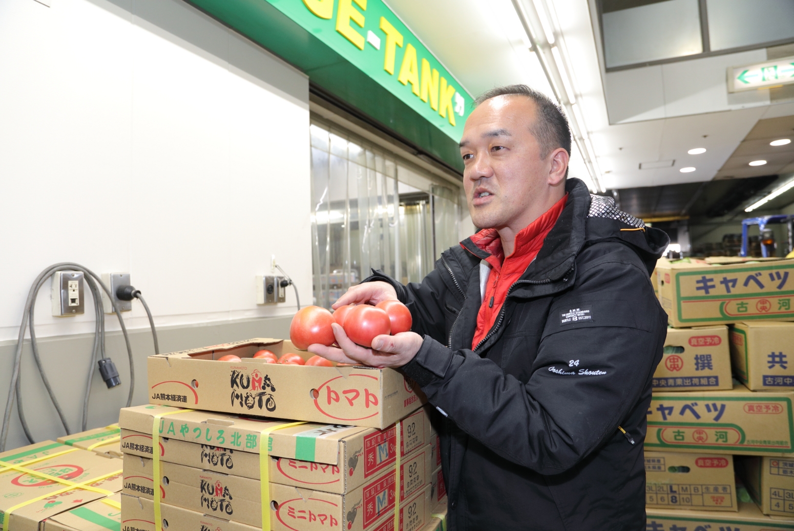 トマトを取り扱う男性