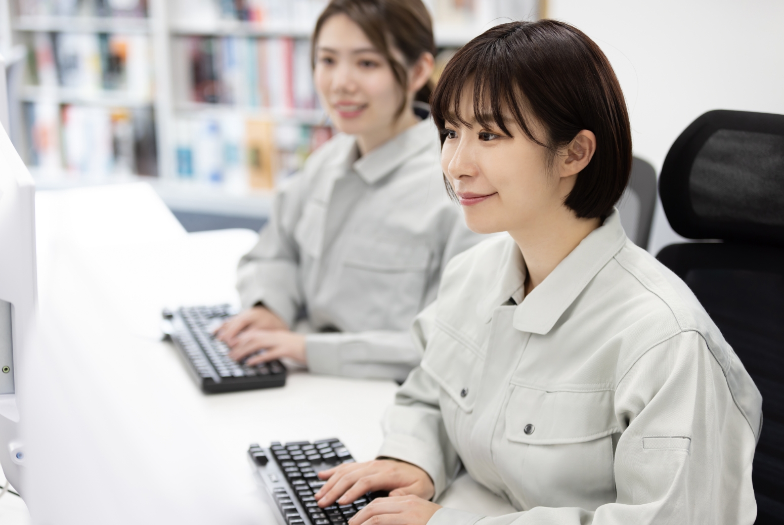事務作業をする女性2名