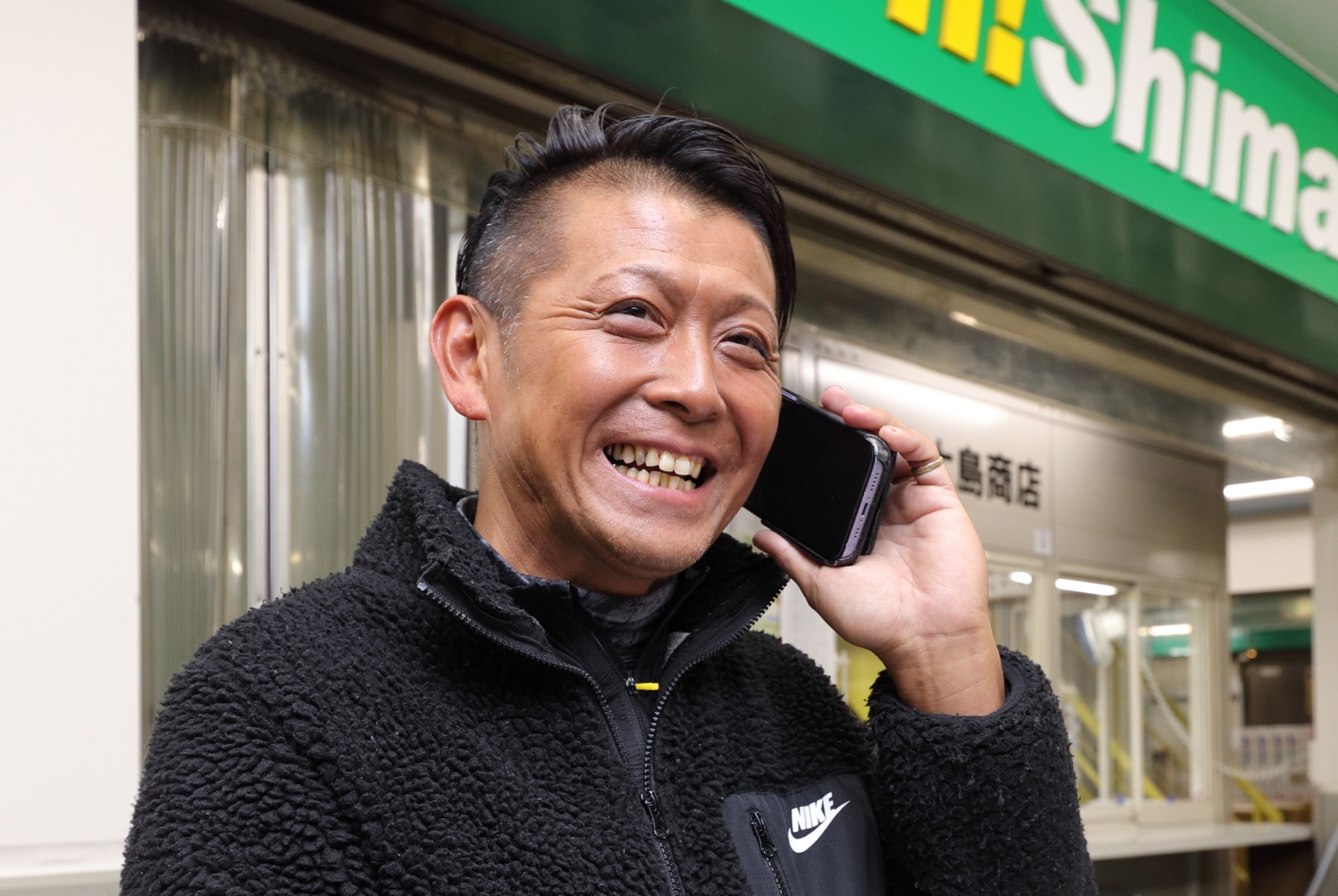 電話をかけている男性