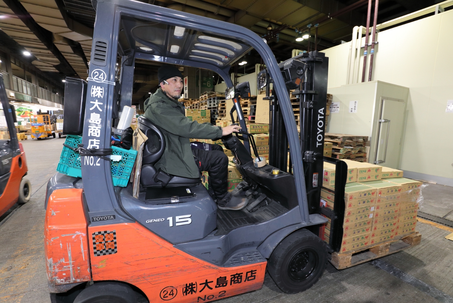 商品を機材で運ぶ男性