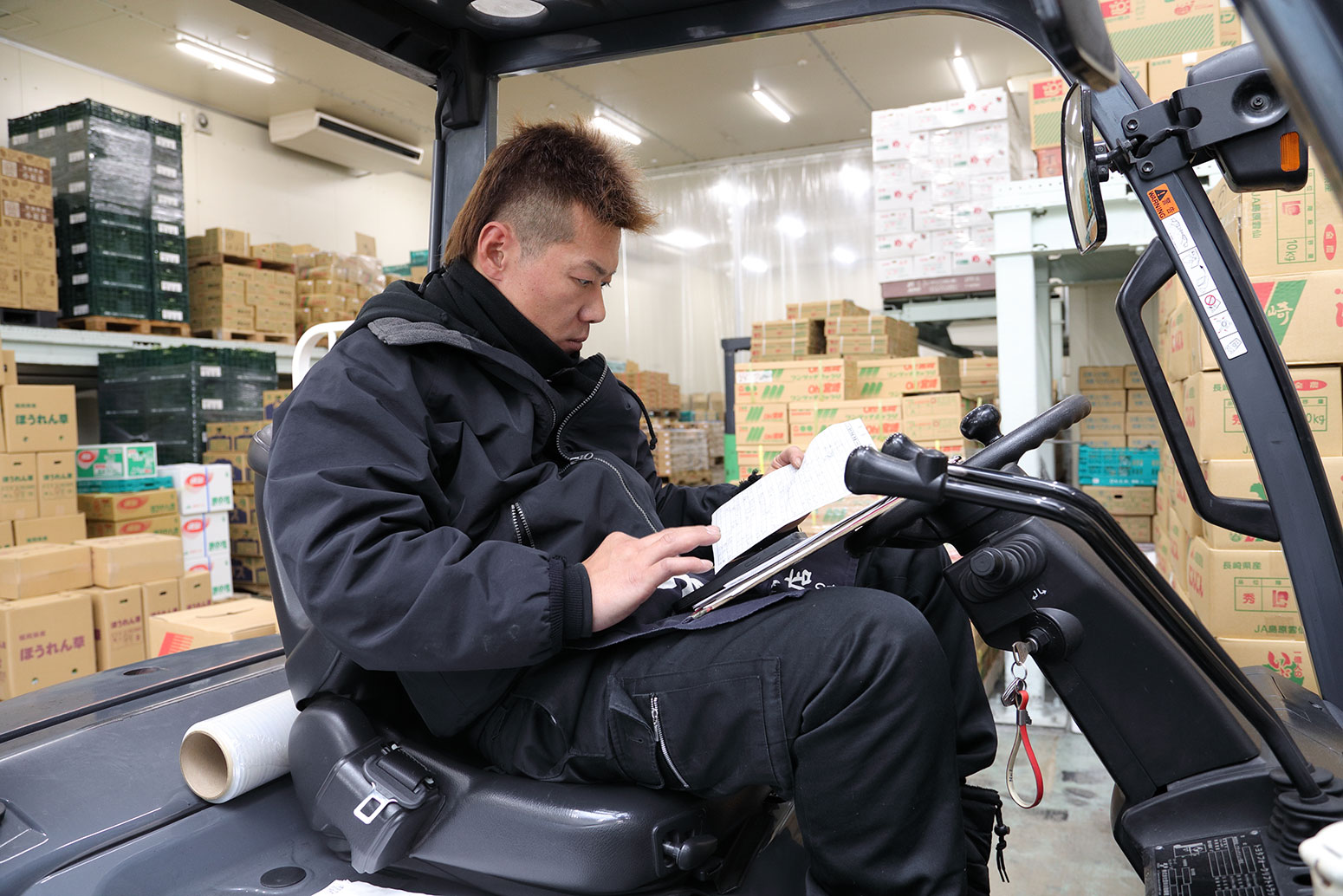 確認作業を行う男性