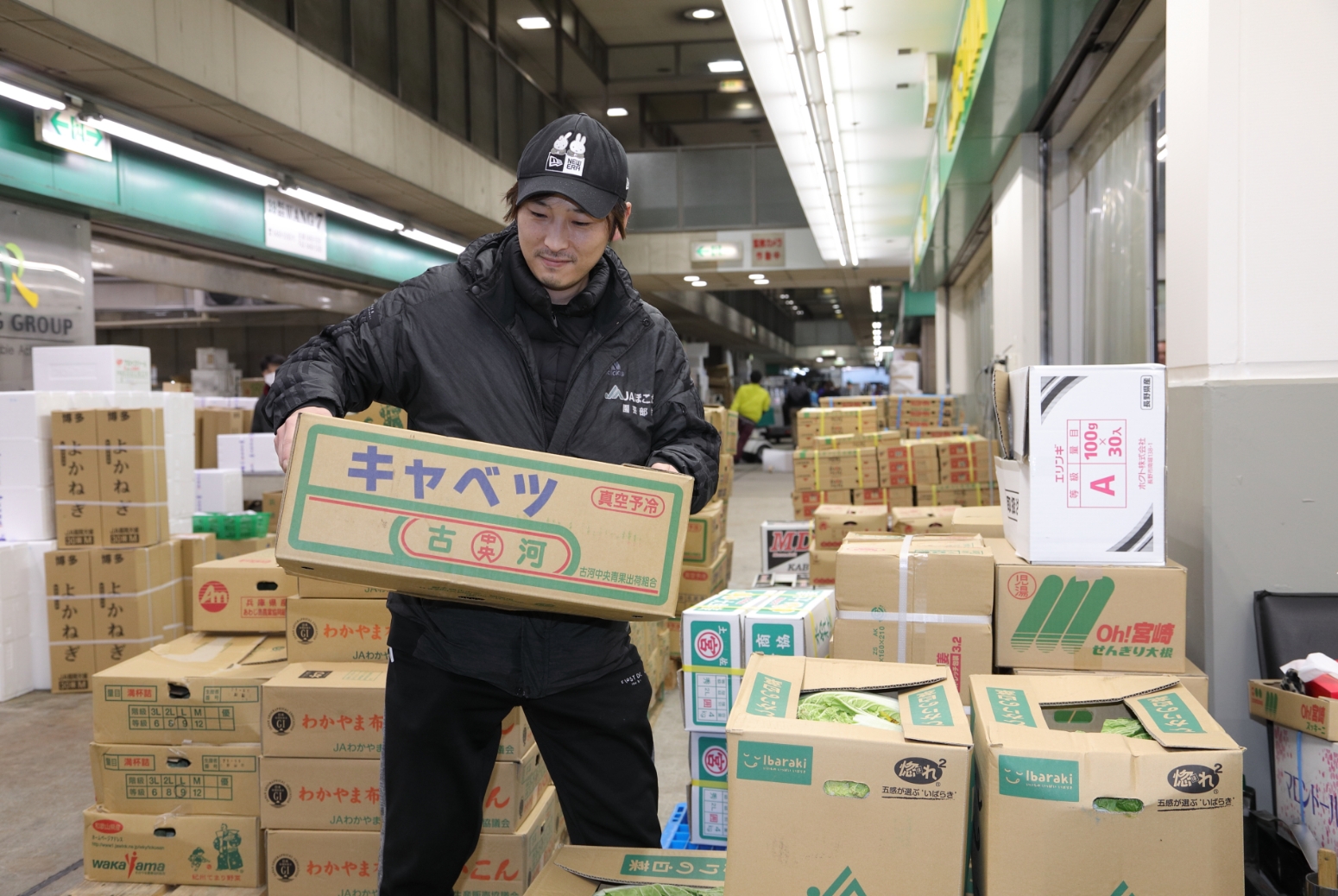 商品を運ぶ男性