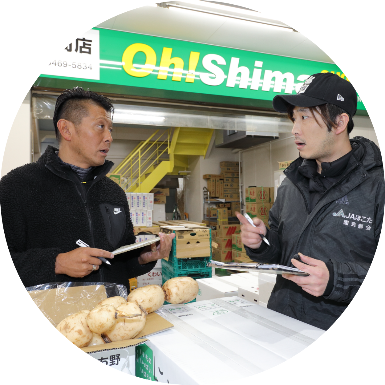2人の男の人が相談している