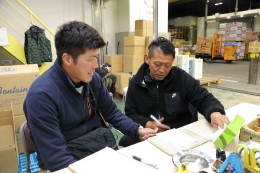 2人の男性が相談する
